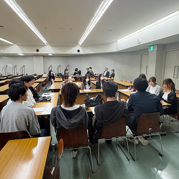 就職進学体験談の会の様子